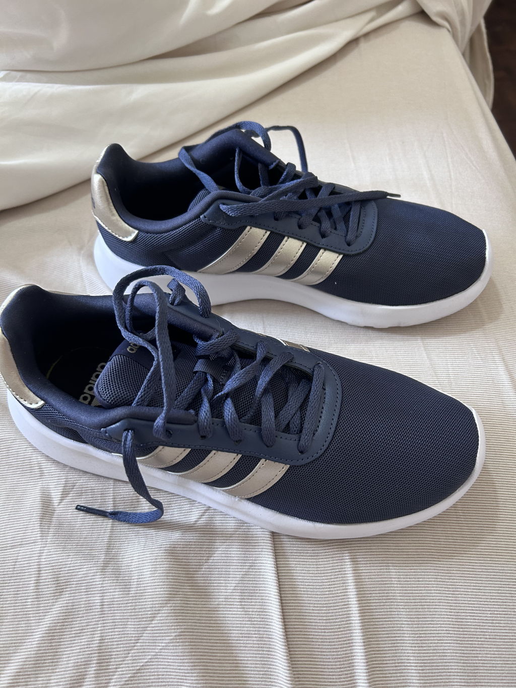 Tênis Casual Marinho e Champanhe Lite Racer III Adidas